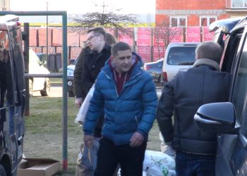 Wypełnione busy ze Słupcy pojechały na granicę. Przywiozą stamtąd uchodźców