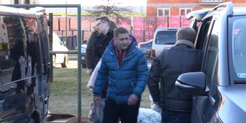 Wypełnione busy ze Słupcy pojechały na granicę. Przywiozą stamtąd uchodźców