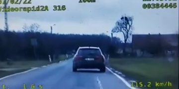 Pędził 115 km/h w terenie zabudowanym. Policjanci go nagrali. Zobacz!