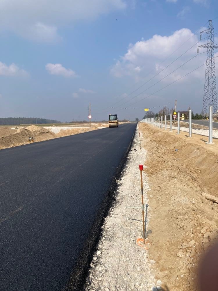 Powiat buduje drogi. Co słychać na placu budowy?