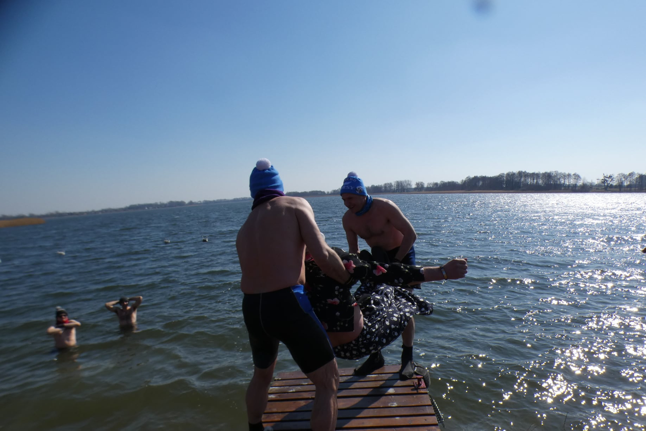 Powiedzieli sobie „tak” podczas kąpieli w wodzie GALERIA ZDJĘĆ