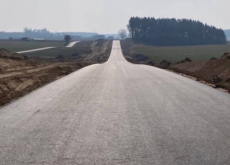 Powiat buduje drogi. Co słychać na placu budowy?