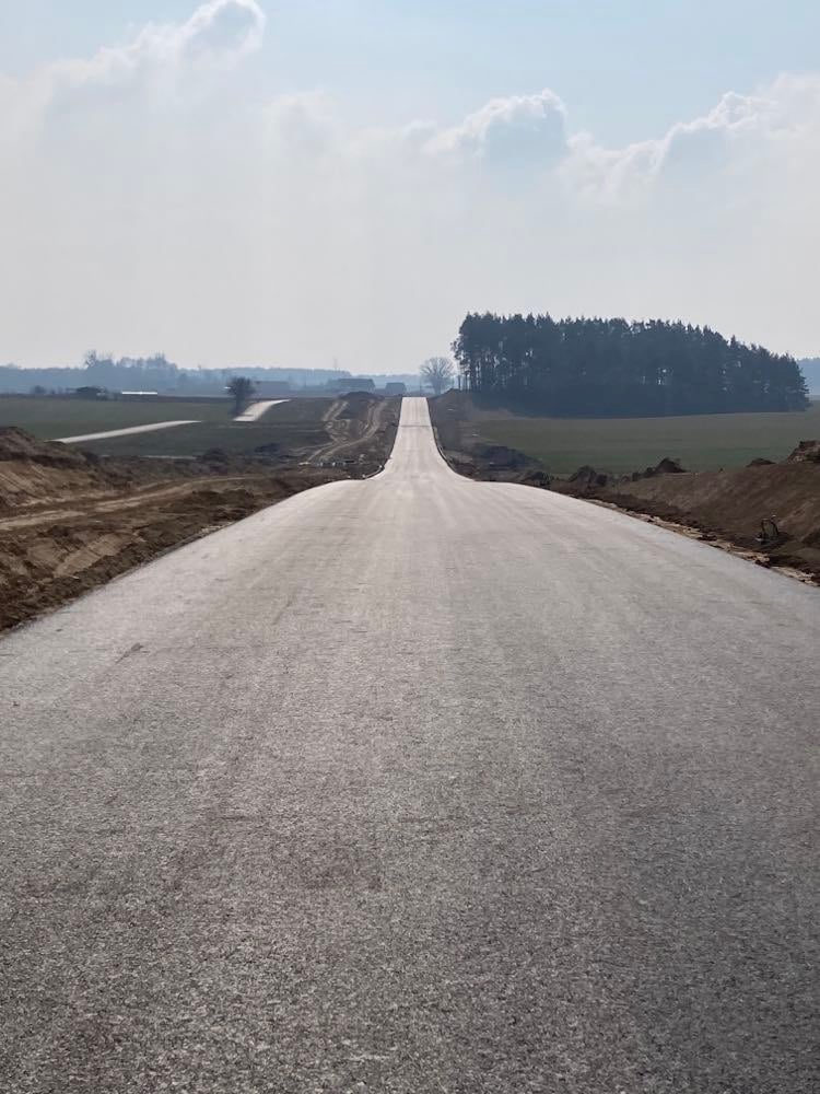 Powiat buduje drogi. Co słychać na placu budowy?