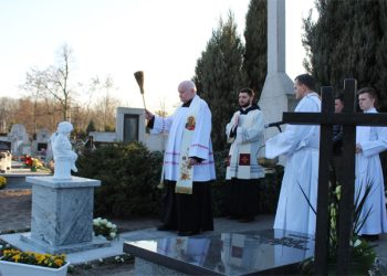 Proboszcz poświęcił pomnik Dziecka Utraconego