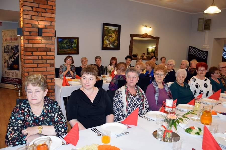 Strzałkowo: Róże dla 90 pań