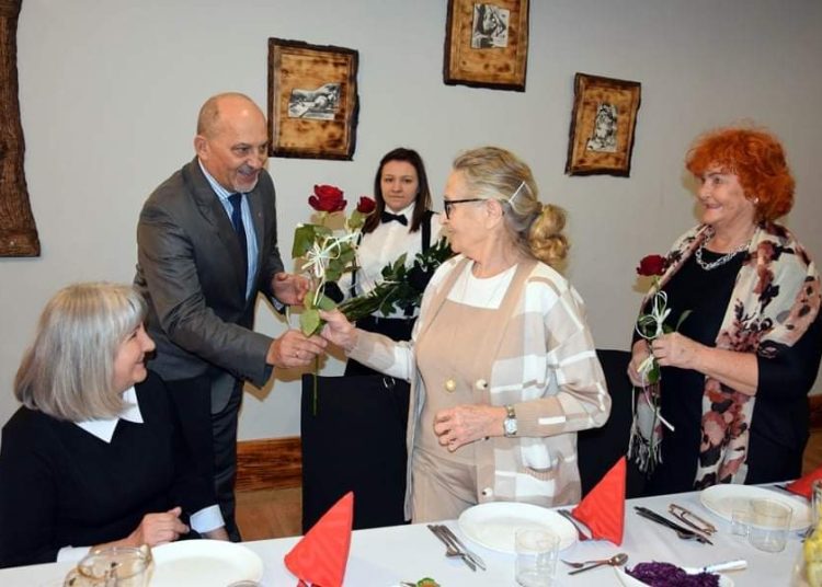 Strzałkowo: Róże dla 90 pań