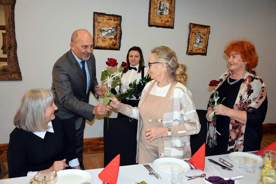 Strzałkowo: Róże dla 90 pań