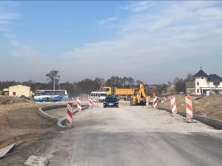 Trwają prace budowy ronda w Kochowie