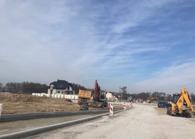 Trwają prace budowy ronda w Kochowie