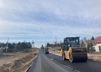 Kładą asfalt z Kochowa do Niezgody