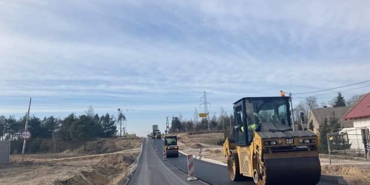 Kładą asfalt z Kochowa do Niezgody