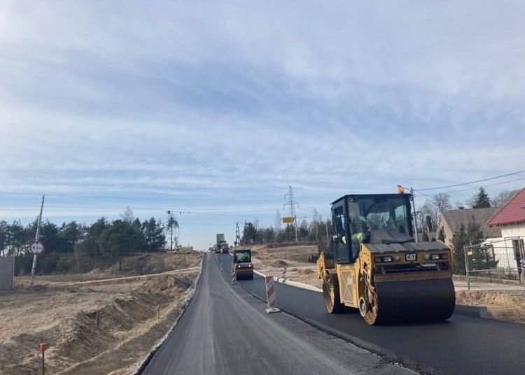 Kładą asfalt z Kochowa do Niezgody