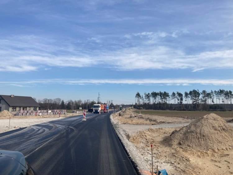Kładą asfalt z Kochowa do Niezgody