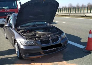 Pożar samochodu na autostradzie