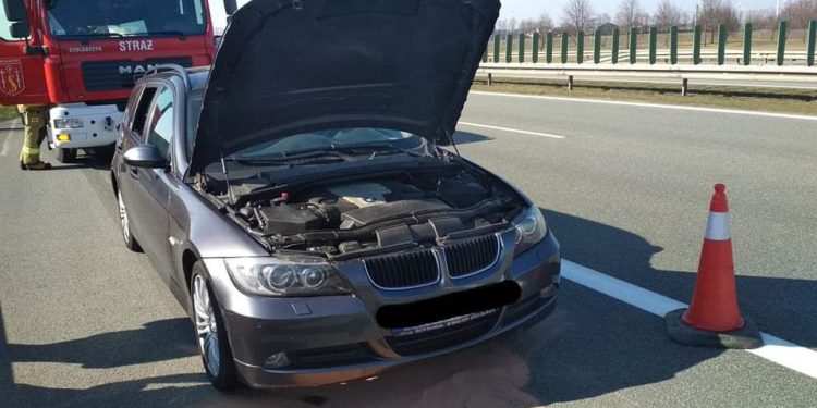 Pożar samochodu na autostradzie