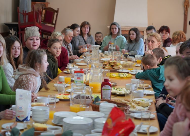Grupa uchodźców dotarła do Giewartowa ZDJĘCIA