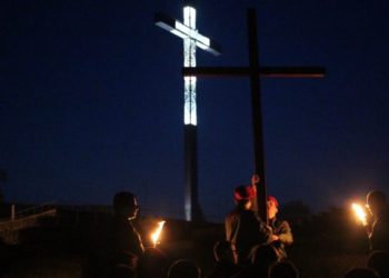 Nocą będą szli wokół jeziora