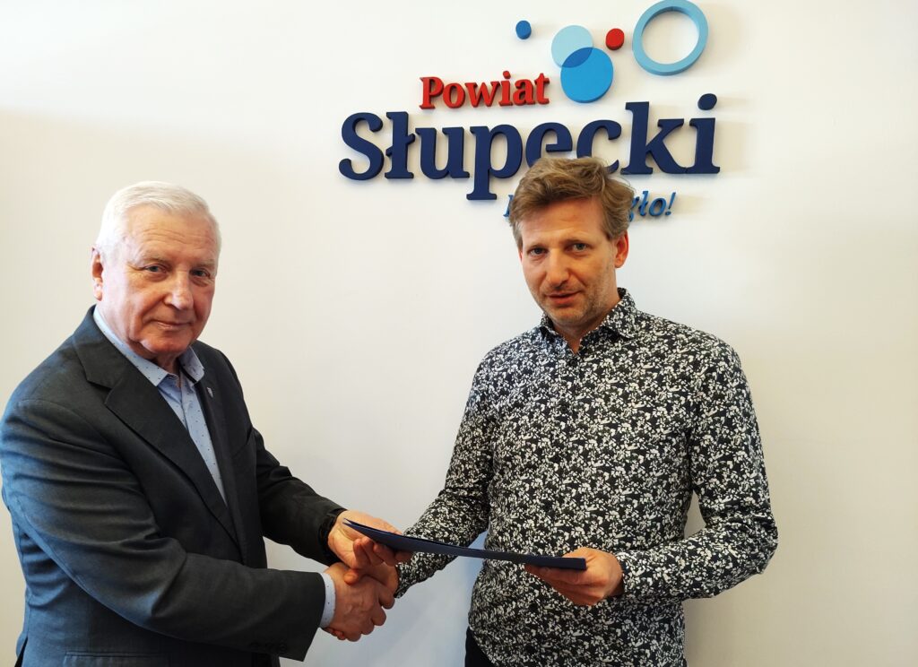 Droga ze ścieżką do granic powiatu