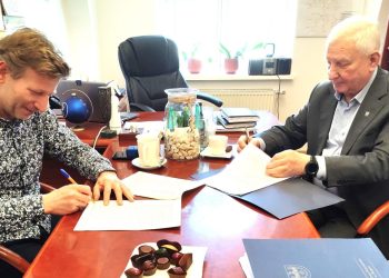 Droga ze ścieżką do granic powiatu