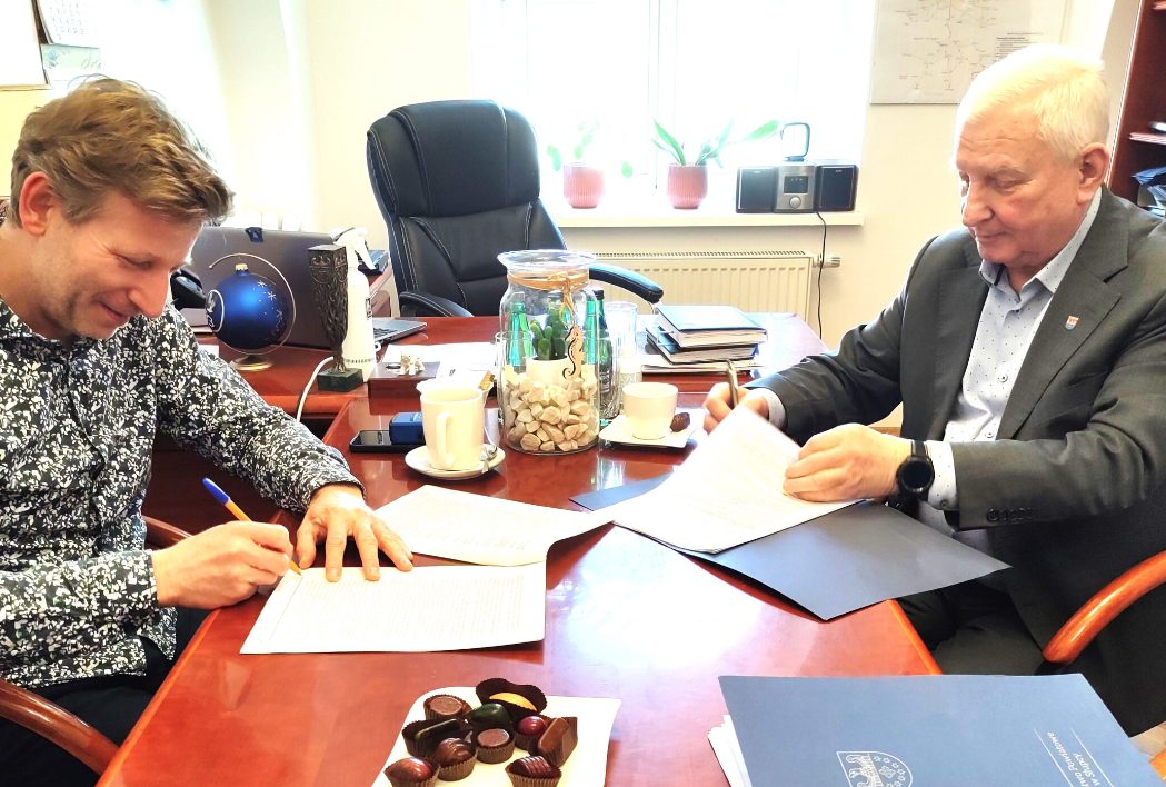 Droga ze ścieżką do granic powiatu