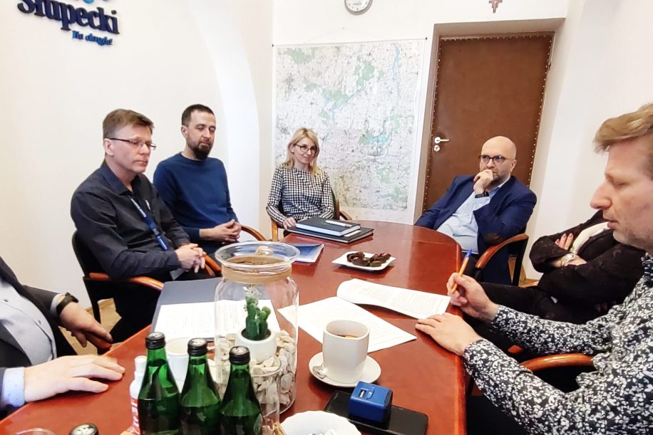 Droga ze ścieżką do granic powiatu