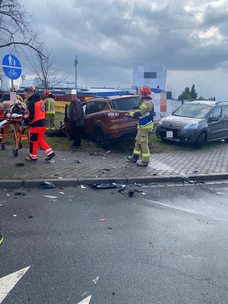 Groźnie koło Mostostalu. Zderzyły się dwa auta ZDJĘCIA