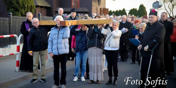 Droga Krzyżowa przeszła ulicami Słupcy ZDJĘCIA