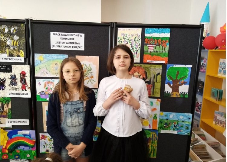 Nagrody książkowe dla uczennic z Koszut