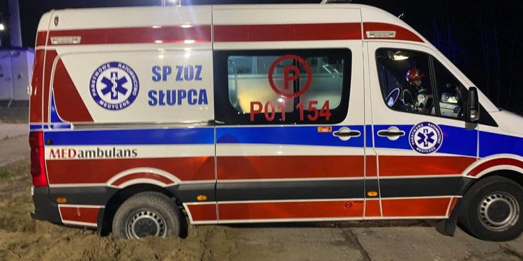 Karetka nie mogła jechać dalej. Pomogli strażacy