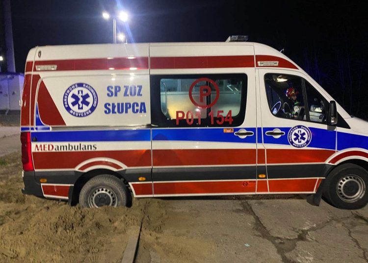Karetka nie mogła jechać dalej. Pomogli strażacy