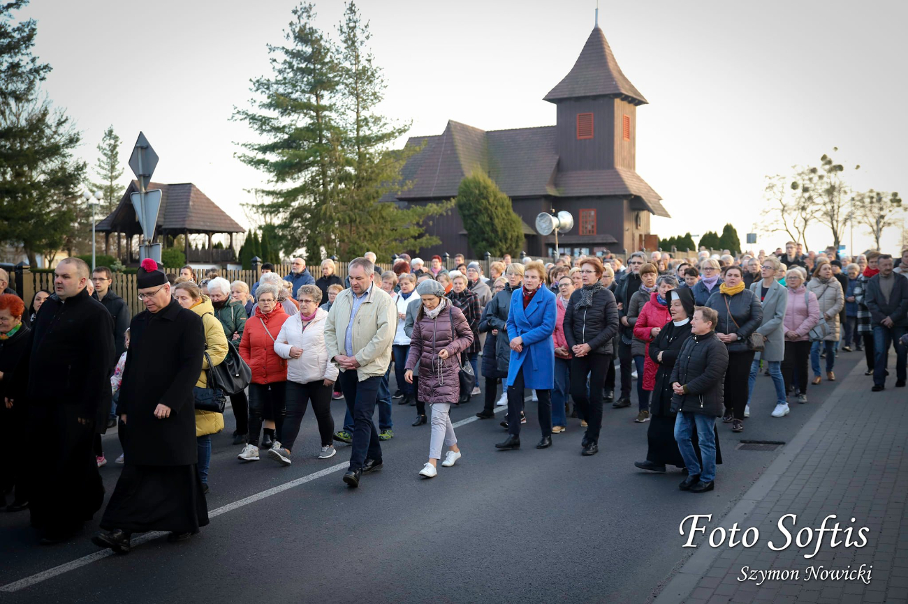 Droga Krzyżowa przeszła ulicami Słupcy ZDJĘCIA