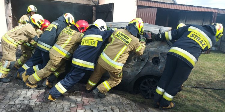 Pożar w Powidzu. W ogniu garaż i pomieszczenia mieszkalne