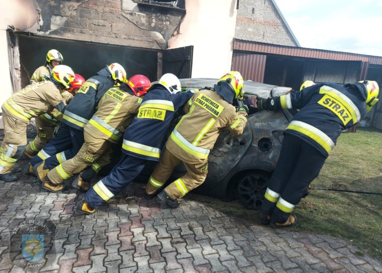 Pożar w Powidzu. W ogniu garaż i pomieszczenia mieszkalne