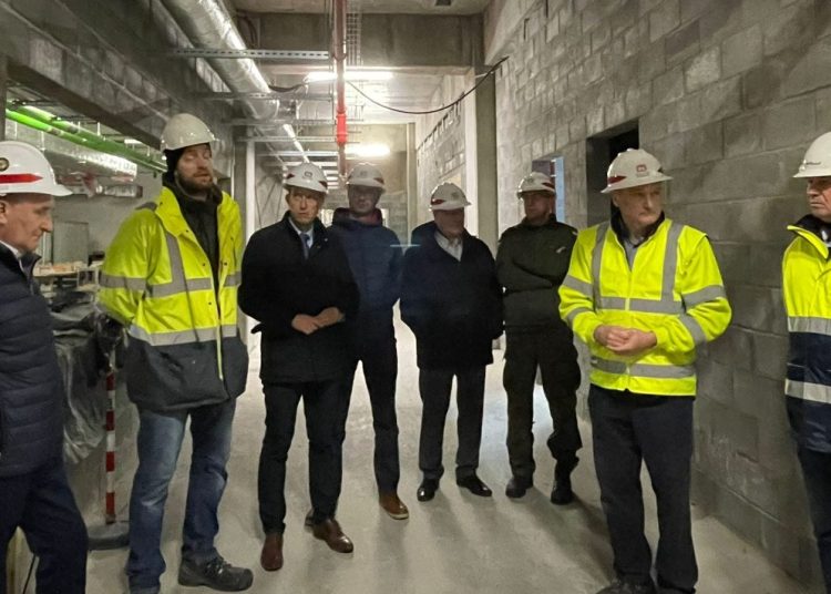 Włodarze powiatu i gminy zwiedzili powstające magazyny USA