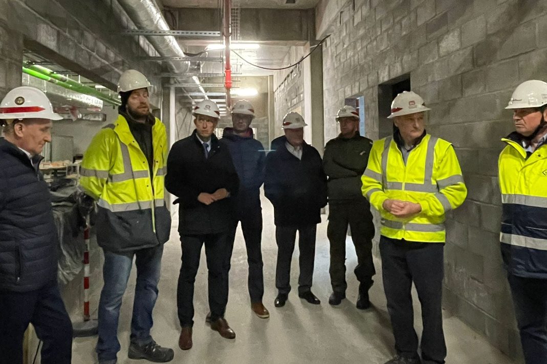 Włodarze powiatu i gminy zwiedzili powstające magazyny USA
