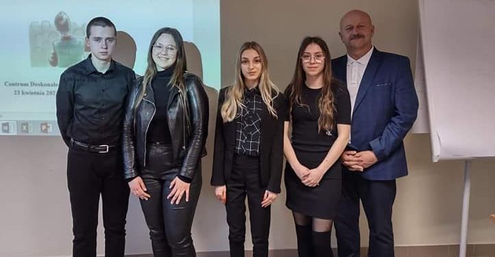 Sukcesy słupeckich licealistów w sztuce recytacji