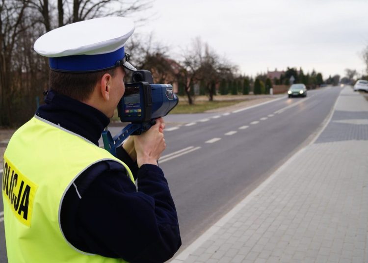 Sprawdzają prędkość na drodze