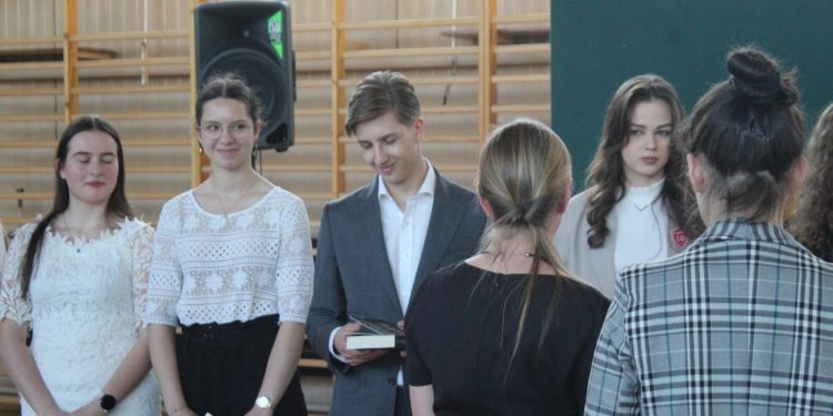 Dzień Absolwenta w LO. Zobacz zdjęcia