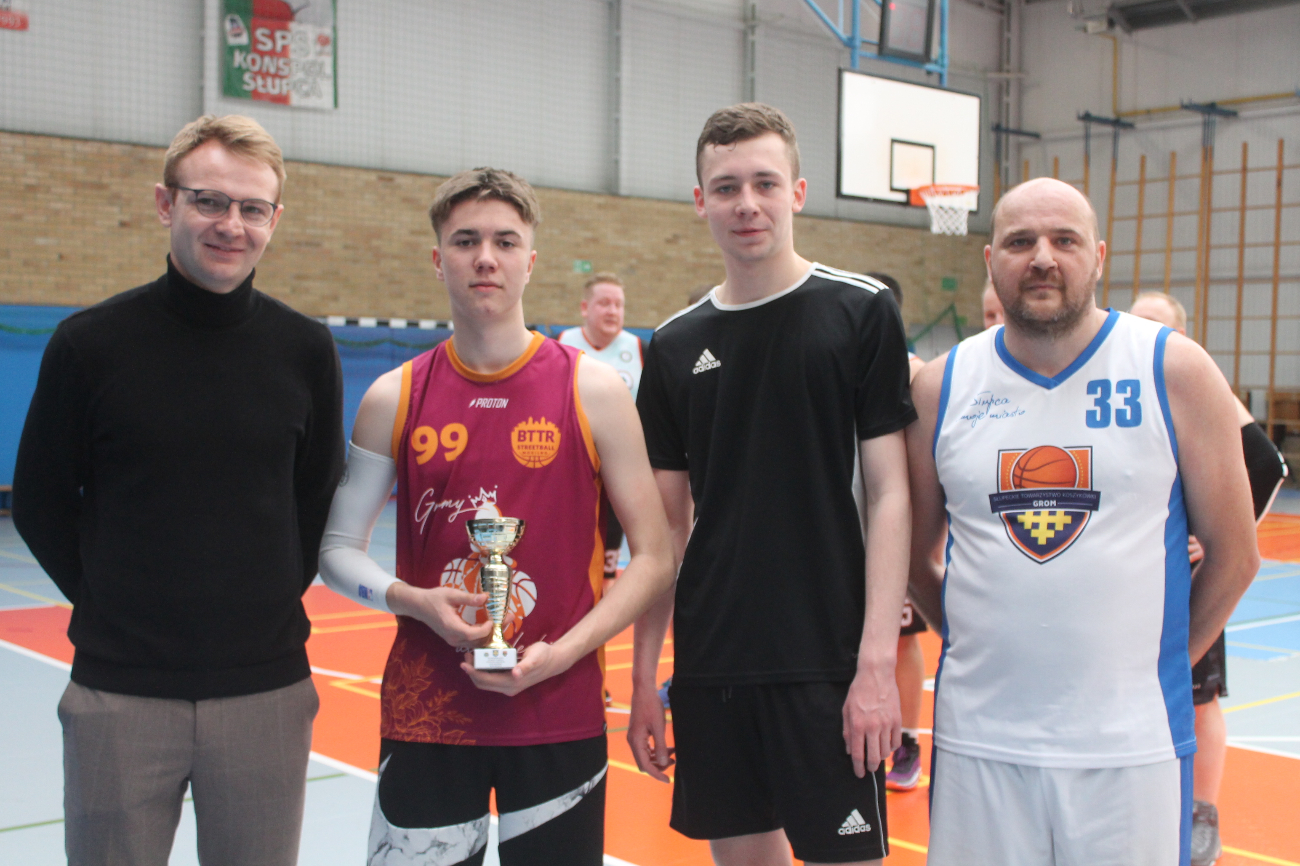 Niedziela pod koszami