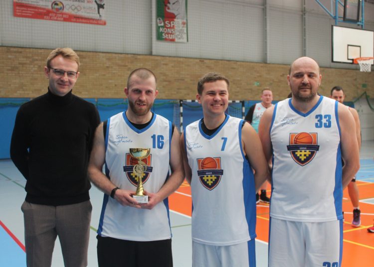 Niedziela pod koszami