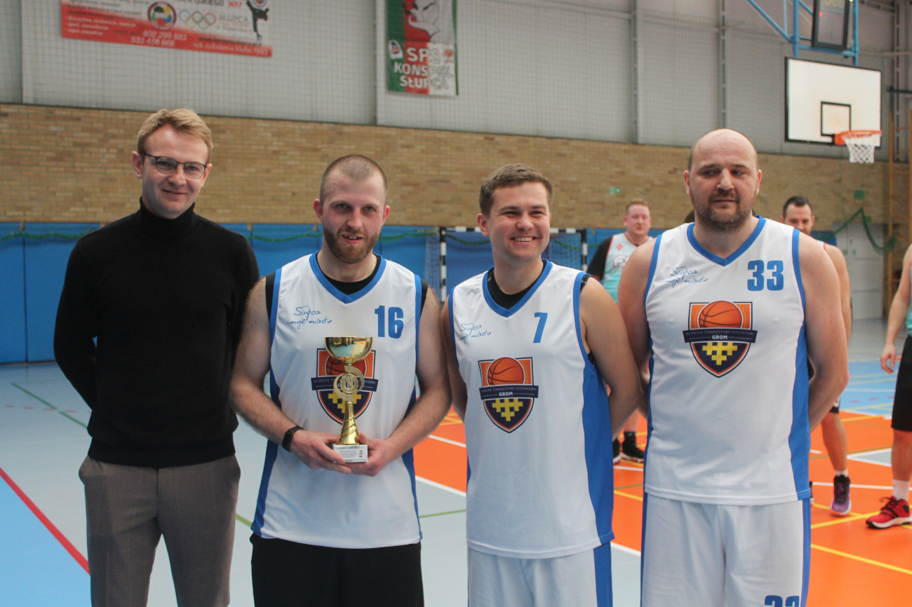 Niedziela pod koszami