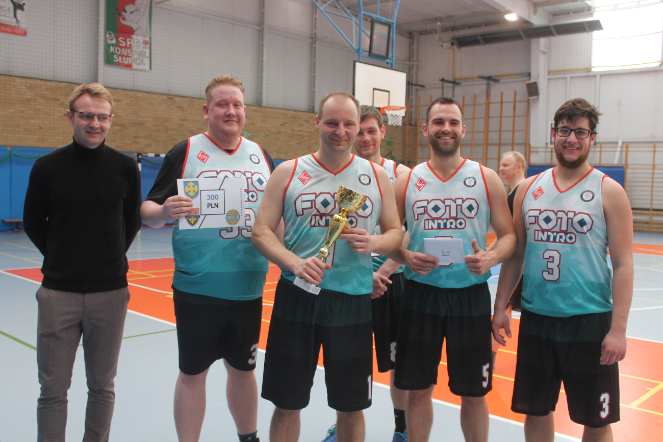 Niedziela pod koszami