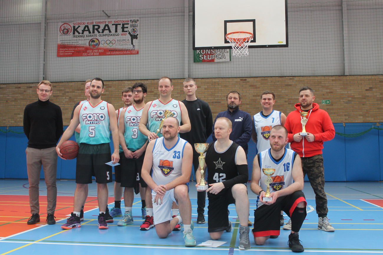 Niedziela pod koszami