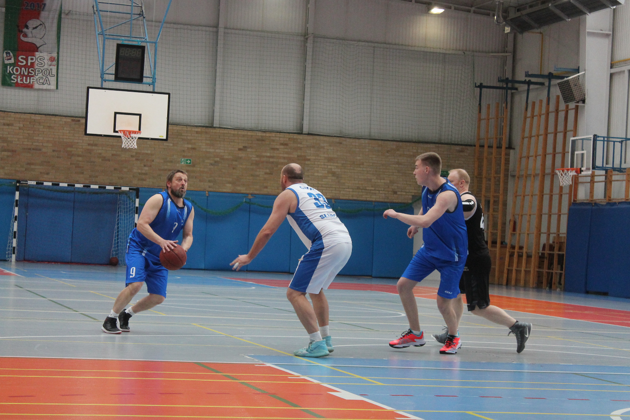 Niedziela pod koszami