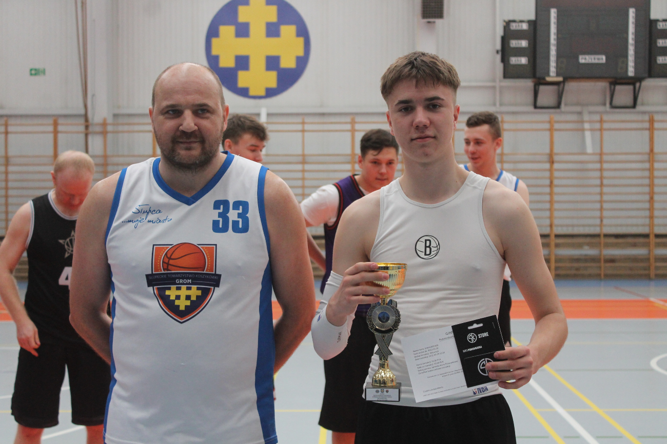 Niedziela pod koszami