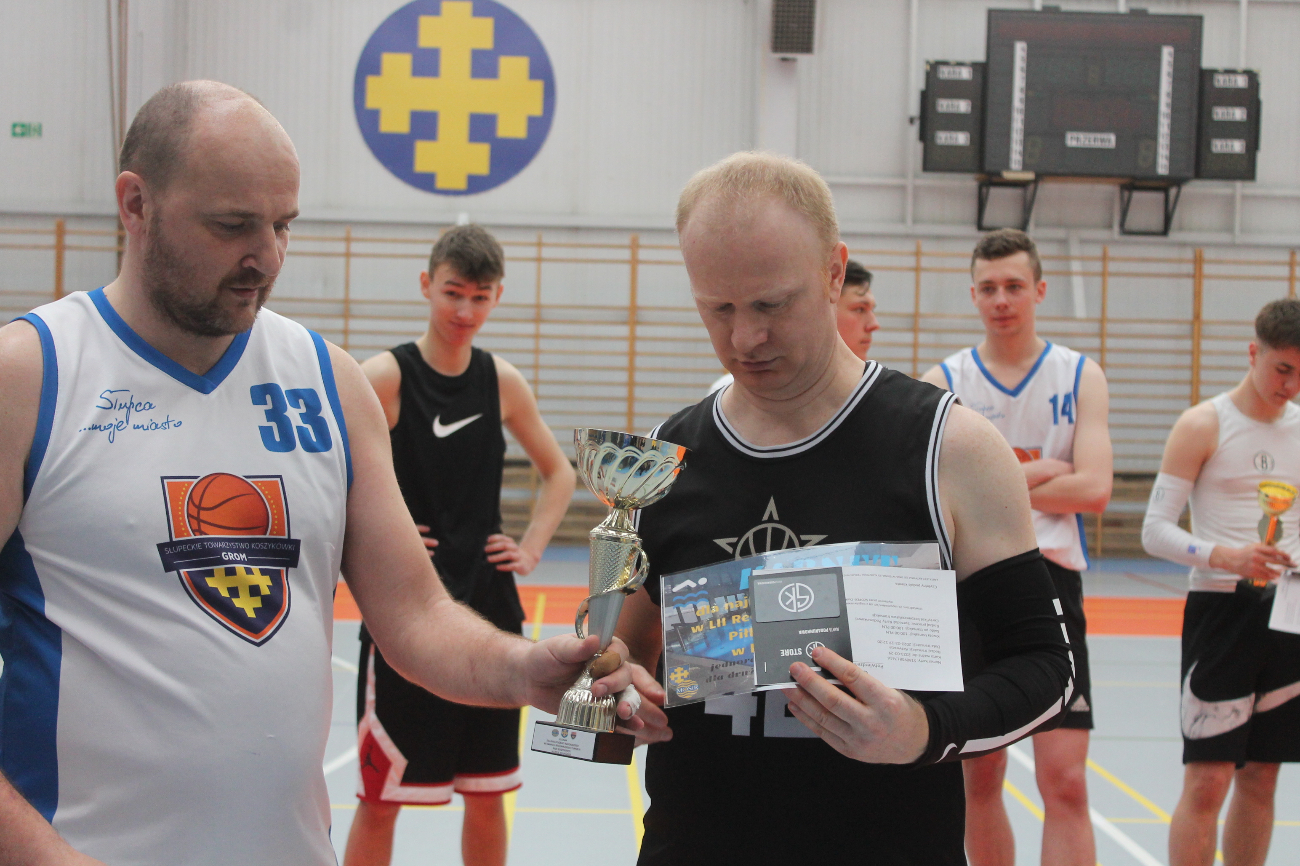 Niedziela pod koszami