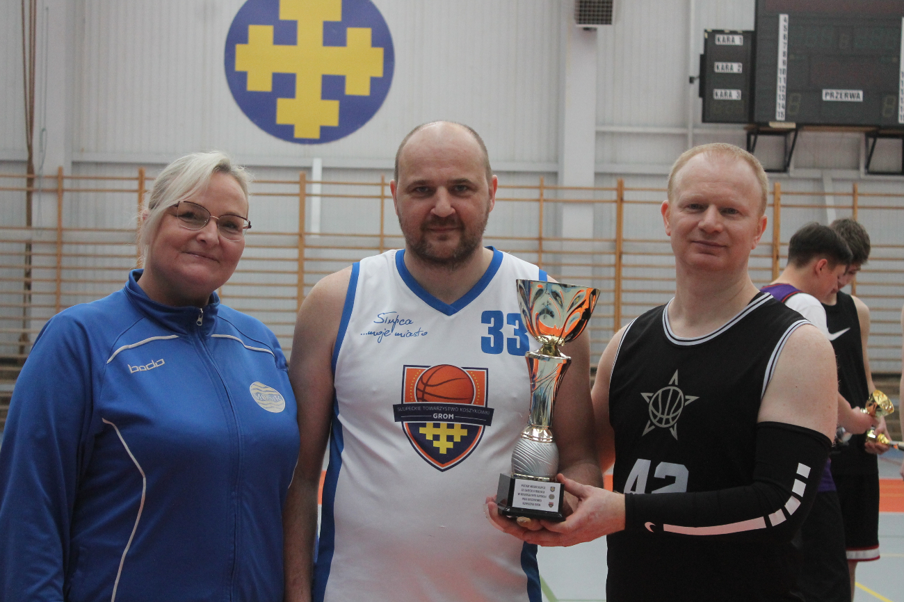 Niedziela pod koszami