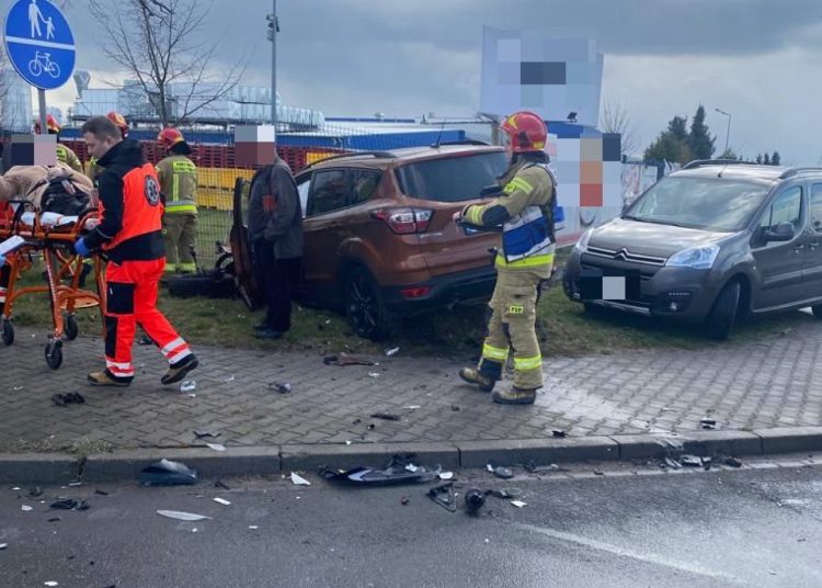 Groźnie koło Mostostalu. Zderzyły się dwa auta ZDJĘCIA