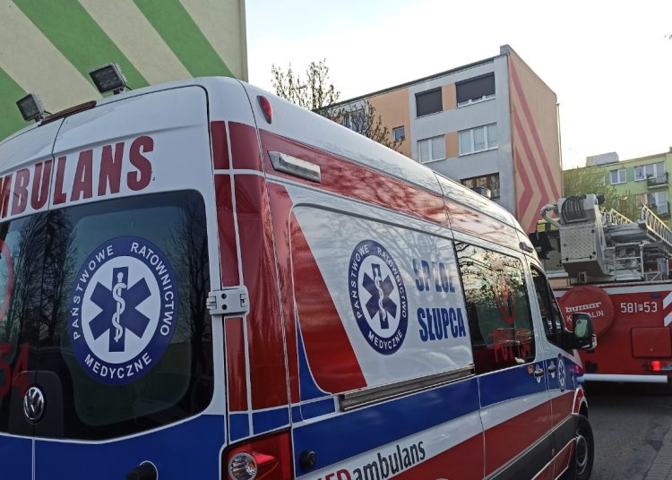 Wezwali strażaków, żeby dostać się do mieszkania. Wystarczyło, że… zapukali do drzwi