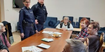 Policjanci u seniorów w Giewartowie